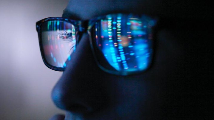 Frecuencia destructiva del color azul en células oculares